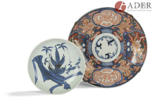 JAPON, Imari - XXe siècle Grand plat rond en porcelaine à décor en bleu sous couverte, rouge de