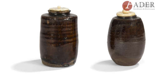 JAPON - Époque EDO (1603 - 1868) Deux chaïre, l'un cylindrique, légèrement balustre, en grès émaillé