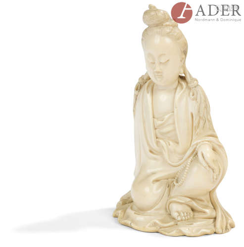 CHINE - Début XXe siècle Statuette en ivoire de Guanyin assise en rajalilasana, les yeux fermés,