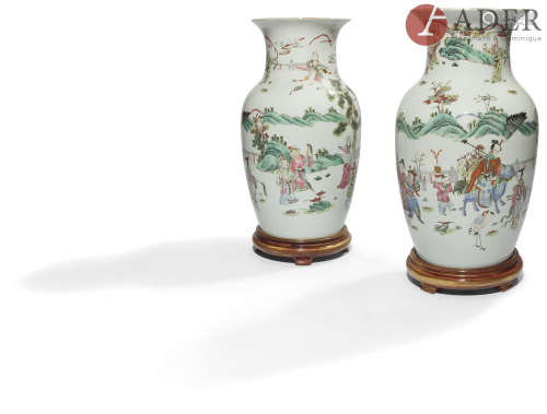 CHINE Paire de vases balustres en porcelaine blanche à décor émaillé polychrome d'immortels sous les