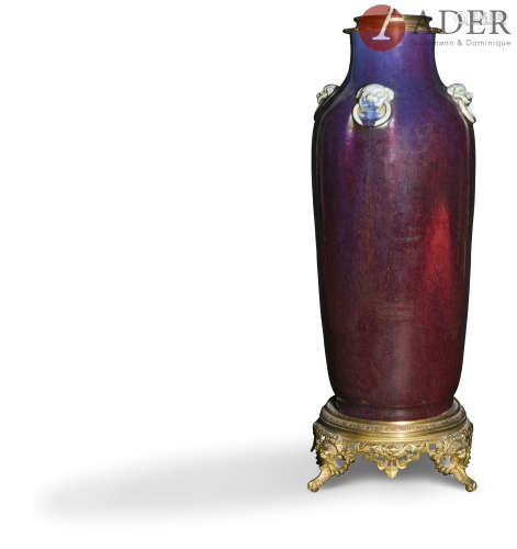 CHINE - XIXe siècle Important vase en porcelaine émaillée sang de bœuf à décor à l'épaulement de