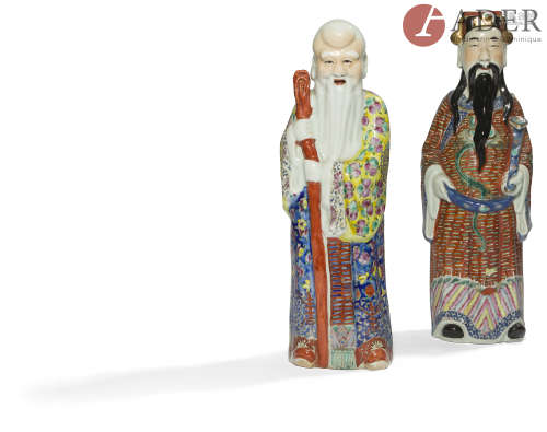 CHINE - XXe siècle Deux statuettes en porcelaine émaillée polychrome de Shoulao debout s'agrippant à