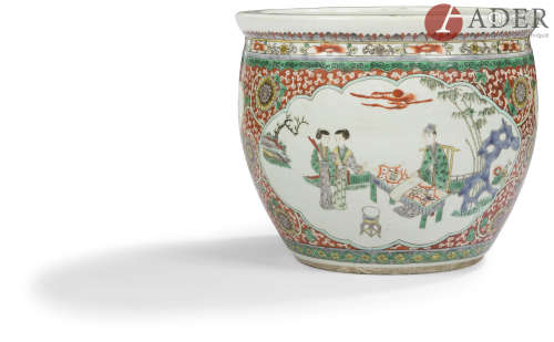 CHINE - XIXe siècle Vasque à poisson en porcelaine émaillée polychrome à décor dans des médaillons