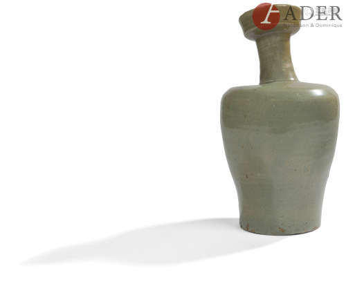 Corée - Période GORYEO (918 - 1392) Vase balustre en grès émaillé céladon, le col annelé et