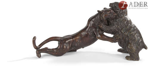 JAPON - Époque MEIJI (1868 - 1912) Groupe en bronze à patine brune, tigre et ours s'affrontant,