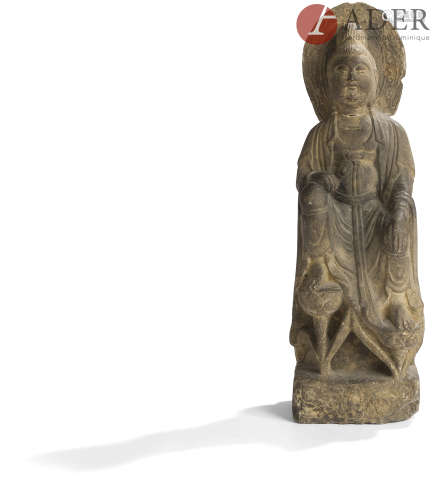 CHINE Groupe en grès gris sculpté, boddhisatva assis en rajalilasana sur un trône en forme de lotus,
