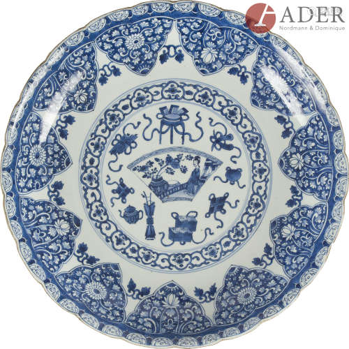 CHINE - Époque KANGXI (1662 - 1722) Plat rond en porcelaine blanche polylobé à décor central émaillé