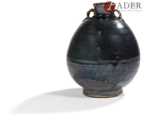 JAPON - Milieu Époque EDO (1603 - 1868) Pot ovoïde à deux petites anses striées en grès émaillé brun