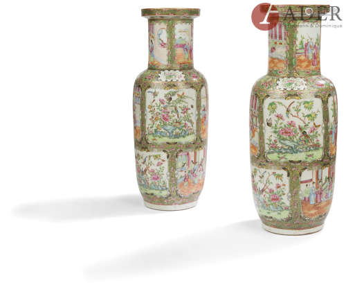 CHINE, Canton - XIXe siècle Paire de vases rouleau en porcelaine émaillée polychrome à décor de