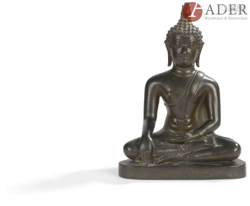 THAÏLANDE - Fin XIXe siècle Statuette de bouddha en bronze à patine brune assis en padmasana la main