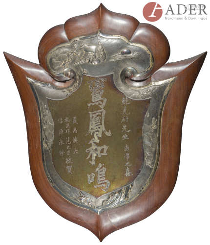 CHINE - Vers 1900 Écusson en bois sculpté orné d'une plaque en argent à décor ciselé d'un oiseau