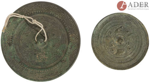 CHINE - de style HAN Deux miroirs en bronze. Diam. : 10 et 13,5 cm