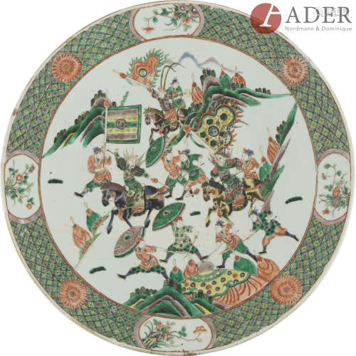CHINE - XIXe siècle Plat rond en porcelaine émaillée polychrome dans le style de la famille verte