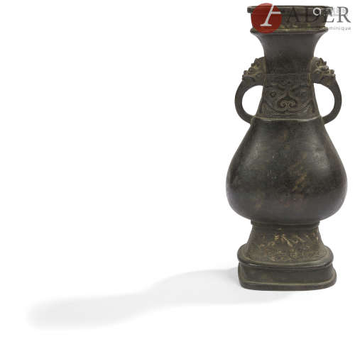 CHINE - Époque MING (1368 - 1644) Vase en bronze à patine brune à panse basse sur piédouche, les