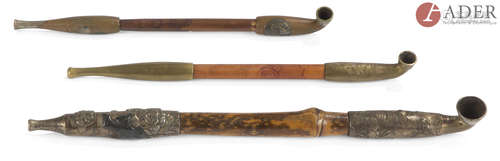 JAPON - Époque MEIJI (1868 - 1912) Trois kizeru (pipes) en bambou, les embouts en shubuichi, suaka