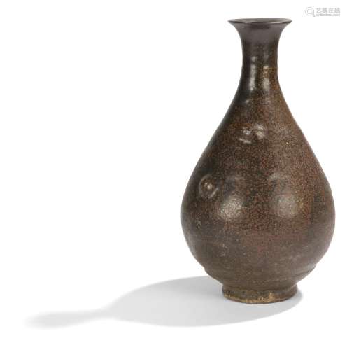 CORÉE - Période CHOSEON (1392 - 1897), XVI/XVIIe siècle Vase piriforme en grès émaillé noir et