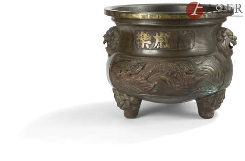 CHINE - XIXe siècle Vasque en bronze à patine brune les anses en forme de chimères, à décor en