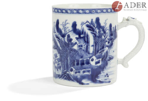 CHINE - Époque QIANLONG (1736 - 1795) Tasse en porcelaine bleu blanc à décor de paysage lacustre