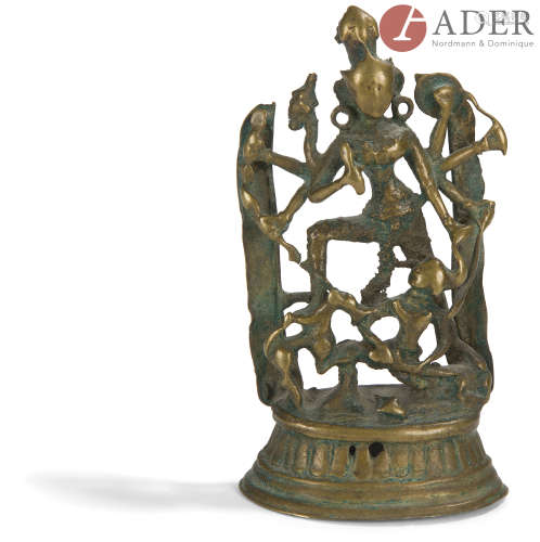 INDE - XVIe/XVIIe siècle Petite statuette en laiton de Durga à huit bras terrassant le démon Mashisa