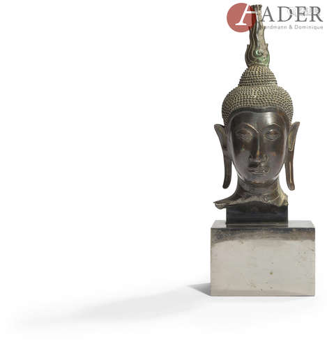 THAÏLANDE - XVIIe siècle Tête de bouddha en bronze à patine brune, les yeux entrouverts,