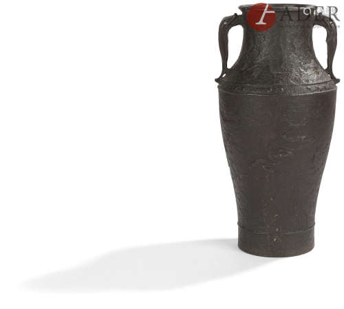 JAPON - XIXe siècle Vase en fonte de fer de forme balustre à deux anses de chaque côté du col,
