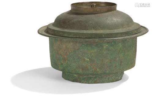 CORÉE - Fin période GORYEO (918 - 1392) Pot couvert en bronze. Diam. : 17 cm