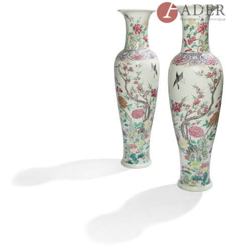 CHINE - XXe siècle Importante paire de vases balustres en porcelaine émaillée polychrome dans le