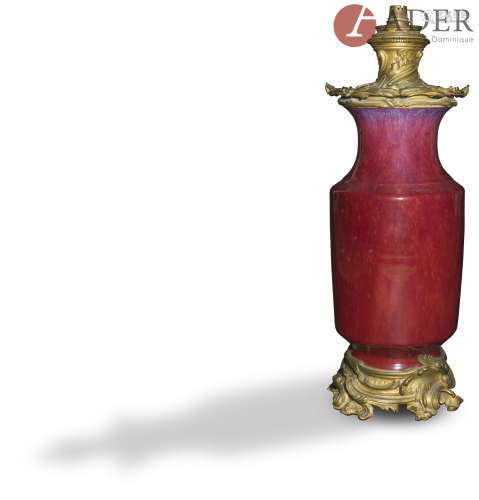 CHINE - XIXe siècle Vase tronconique à col ouvert en porcelaine émaillée rouge flammé. Monté en