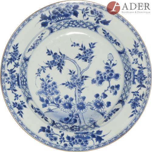 CHINE - Époque QIANLONG (1736 - 1795) Deux plats ronds en porcelaine bleu blanc à décor central et