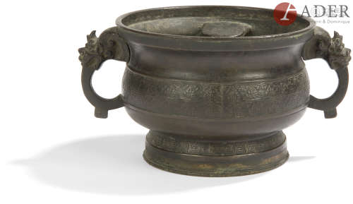CHINE - XIXe siècle Brûle-parfum en bronze à patine brune les anses formant têtes de chimères, la