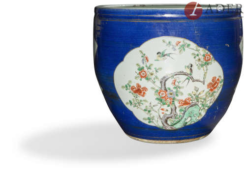 CHINE - XIXe siècle Vasque en porcelaine émaillée polychrome sur fond bleu à décor dans des réserves