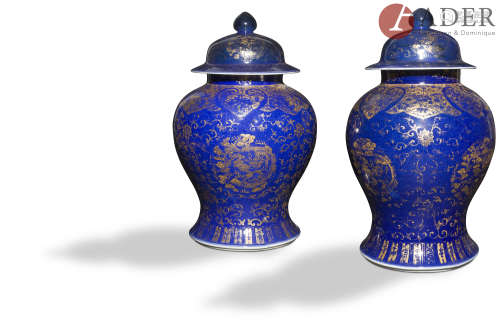 CHINE - Fin XIXe siècle Paire de potiches couvertes de forme balustre en porcelaine émaillée bleu