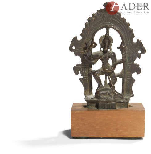 INDE - XVIe siècle Groupe en bronze à patine brune, Barahi Yogini à quatre bras devant la