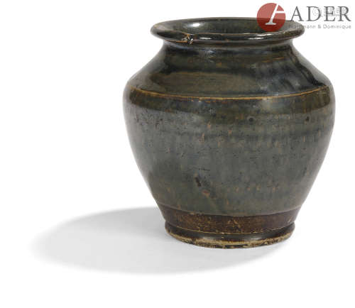 JAPON - XIXe siècle Petit vase balustre en grès émaillé brun noir. H. : 10,5 cm