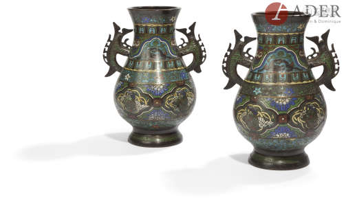 JAPON - Vers 1900 Paire de vases à panse basse et col ouvert en bronze et émaux cloisonnés