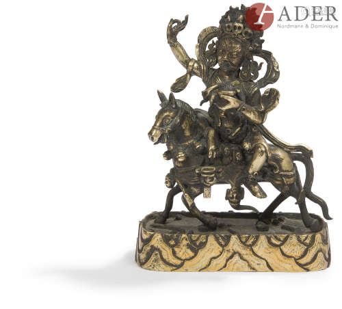 TIBET - XIXe siècle Statuette de Sri Devi chevauchant sa mule en bronze, une main en karada mudra,
