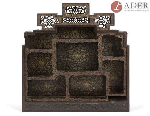 CHINE - XIXe siècle Cabinet en bois laqué noir à sept étagères, à décor en laque or de chauves-