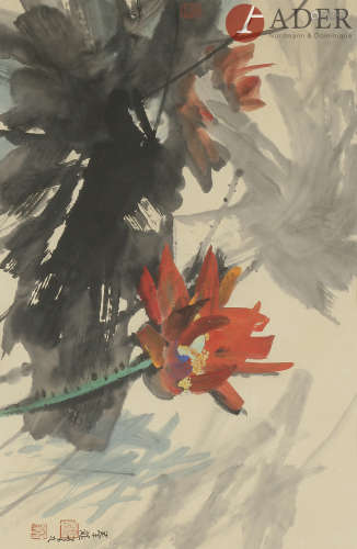 QIN LONG (né en 1939) Encre et couleurs sur papier représentant des lotus rouges parmi des feuilles.