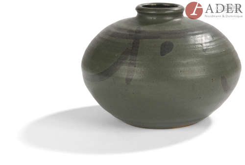 JAPON - XXe siècle Vase arrondi en grès émaillé vert et noir. H. : 10,8 cm