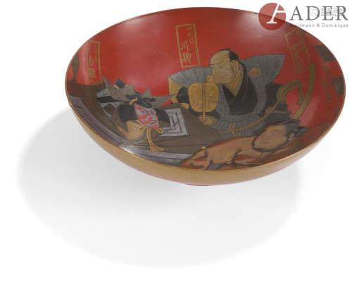 JAPON - Époque MEIJI (1868 - 1912) Coupe en laque à décor de sumo d'après une estampe de