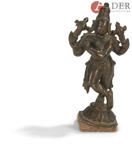 INDE - XIXe siècle Petite statuette de Vishnu à quatre bras debout jouant de la flûte. H. : 8 cm (