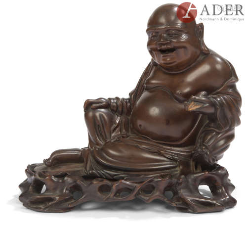 CHINE - XIXe siècle Statuette de Budai en bois sculpté, assis la jambe droite repliée, la gauche