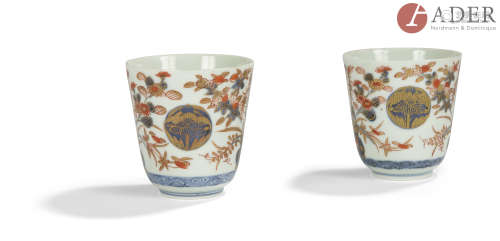 JAPON, Imari - XIXe siècle Deux gobelets en porcelaine à décor émaillé bleu sous couverte, or et