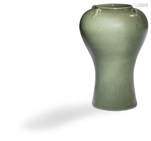 CORÉE, XXe Vase à haute panse en porcelaine émaillée incisée de fleurs. (Éclat au talon). H. : 23,