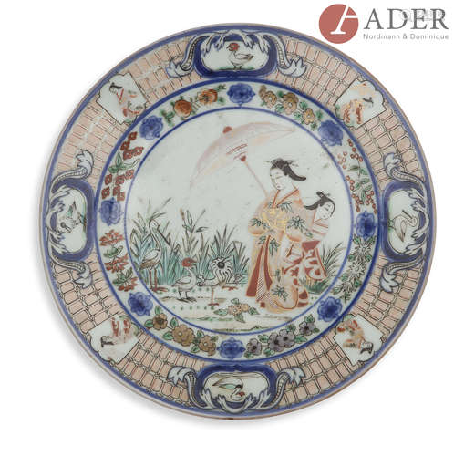 JAPON, Imari - XVIIIe siècle Assiette en porcelaine émaillée or et polychrome en bleu sous couverte,