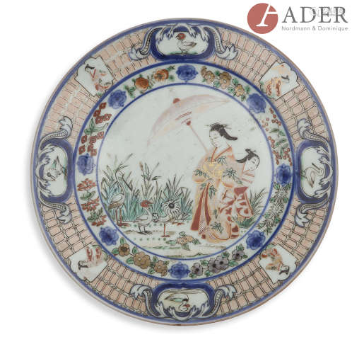 JAPON, Imari - XVIIIe siècle Assiette en porcelaine émaillée or et polychrome en bleu sous couverte,