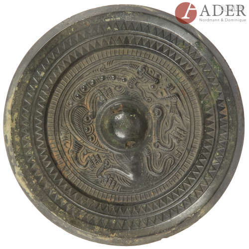 CHINE - Style HAN Miroir en bronze à décor incisé en relief d'un dragon archaïsant. Diam. : 11,3 cm