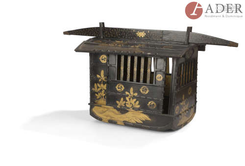 JAPON - Époque EDO (1603 - 1868) Palanquin miniature (norimono) en laque noire à décor en hiramaki-e
