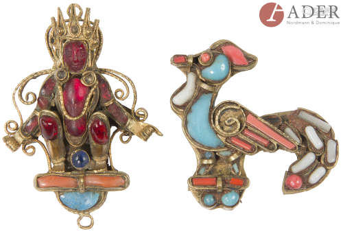 NéPAL Deux broches en métal doré, l'une représentant un bouddha assis, l'autre un phénix de
