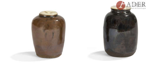 JAPON - XIXe siècle Deux chaïre, l'un de forme balustre, l'épaule évasée, en grès brun à couverte